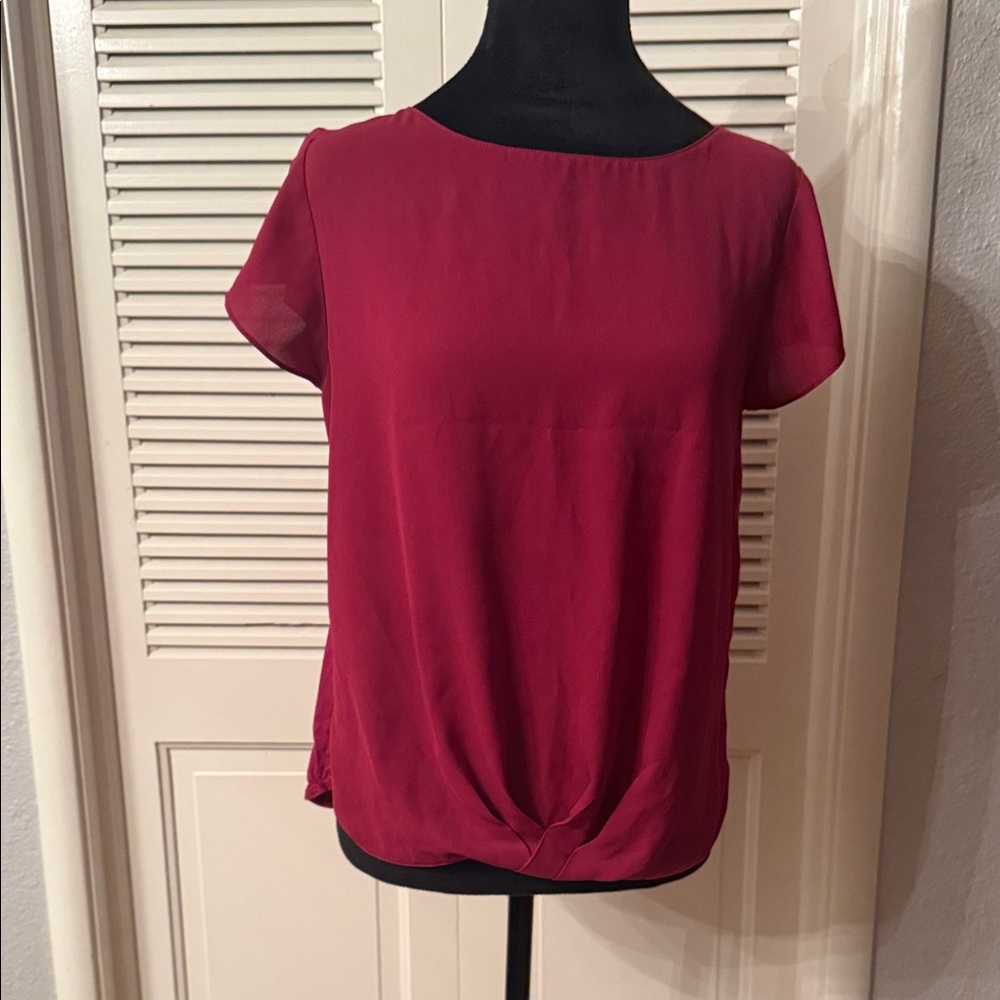 Women's Short Sleeve Twist-Hem Blouse - Burgundy